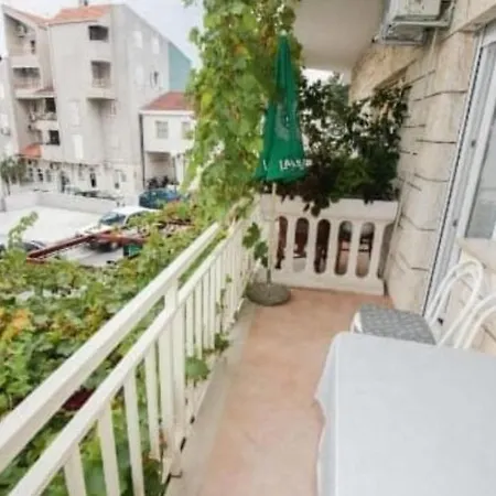 Apartman 10 *